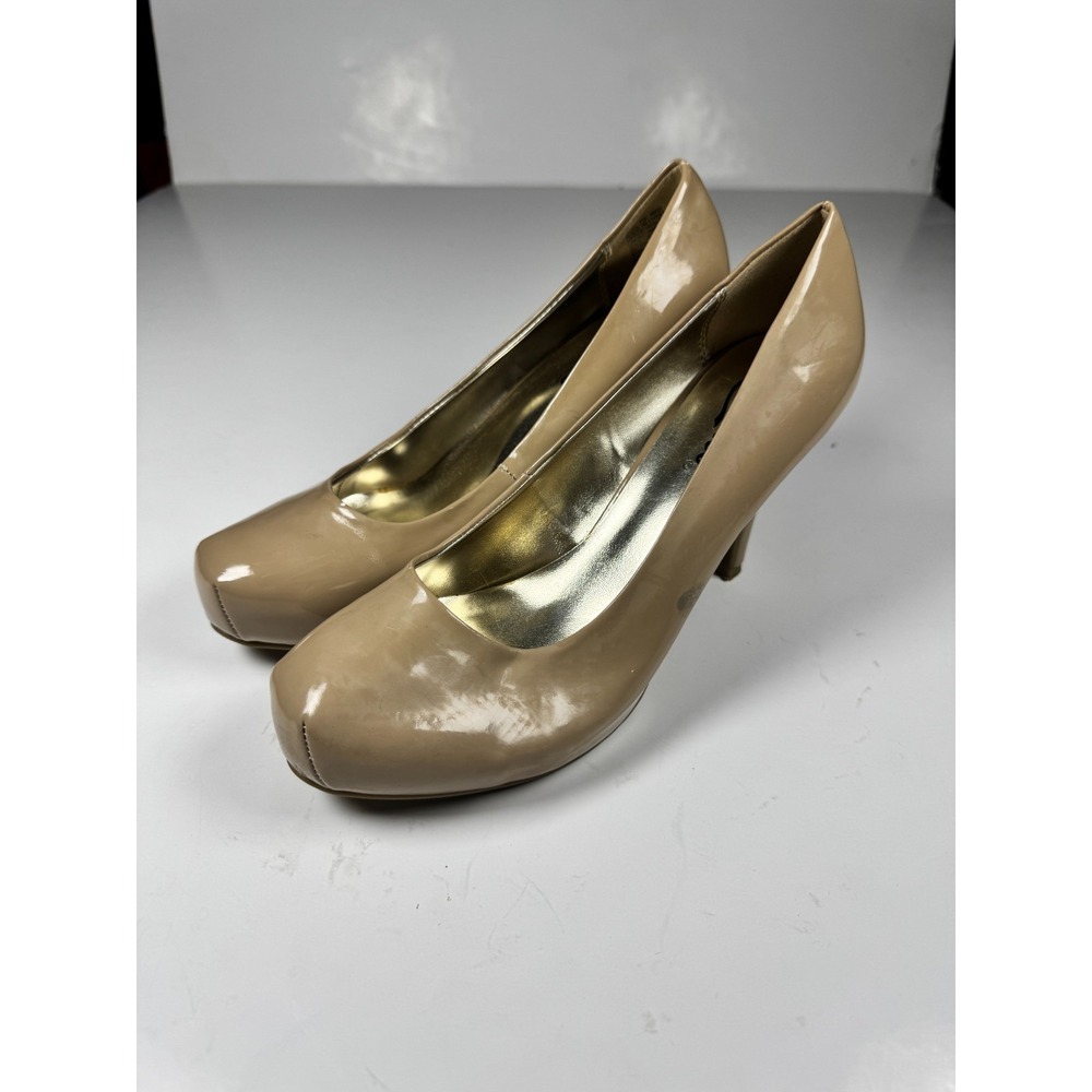 Candies Classic Pumps Womens US 7.5 Beige Patent Leather Round Toe Slip On Shoes
